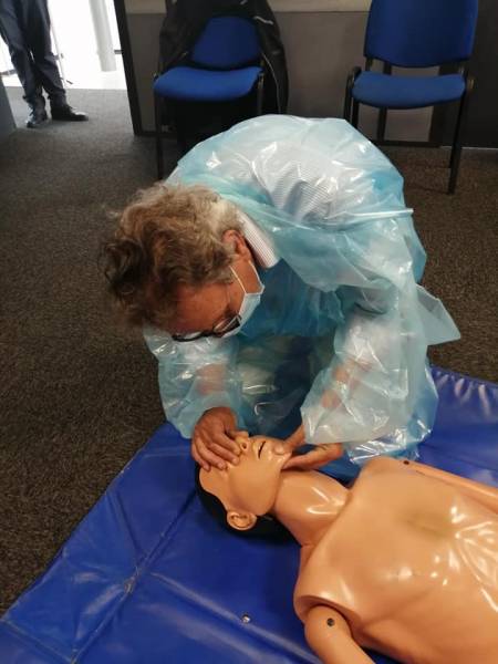 Pendant la période COVID, le protocole nécessite de se prémunir du virus lors d'exercices de secourisme en pratque comme sur la photo ci-dessus, Mr Rachid N. en plein RCP(réanimation cardio-pulmonaire).